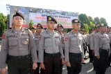 Sejumlah anggota Dit Sabhara Polda Kalbar mengikuti gelar pasukan Operasi Lilin Kapuas 2018 di Pontianak, Jumat (21/12/2018). Operasi Lilin Kapuas tersebut melibatkan 2.400 personil Polri dan TNI untuk mengamankan perayaan Natal 2018 dan Tahun Baru 2019 di gereja dan ruang publik di wilayah Kalbar. ANTARA FOTO/Jessica Helena Wuysang