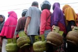 Sejumlah warga mengantri membeli gas subsidi saat gelar operasi pasar Pertamina di Polsek Pontianak Barat, Kalimantan Barat, Senin (17/12/2018). PT Pertamina (Persero) wilayah Kalbar menggelar operasi pasar gas bersubsidi 3 kilogram dengan harga eceran tertinggi (HET) sebesar Rp16.500 per tabung di sejumlah titik di Kota Pontianak guna normalisasi harga serta menjamin ketersediaan menyusul terjadinya kelangkaan. ANTARA FOTO/Jessica Helena Wuysang 

