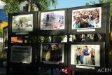 Sejumlah pengunjung menyaksikan foto korban konflik Aceh masa lalu saat berlangsung pameran foto memperingati Hari Asasi Manusia (HAM) Internasional di lokasi Car Free Day, Banda Aceh, Minggu (10/12/2018). Peringatan Hari Ham Internasional yang digelar Sekolah HAM Aceh itu , dirangkai dengan kegiatan membagikan bunga, pameran foto korban konflik dan napa tilas ke beberapa lokasi sejarah masa konflik Aceh. (Antara Aceh/Ampelsa)