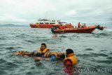 Tim gabungan Basarnas mengevakuasi korban kebakaran kapal saat berlangsung simulasi penyelamatan korban kebakaran kapal penumpang, KMP Papuyu, di perairan Ulee Lheue, Banda Aceh, Kamis (13/12/2018). Simulasi yang melibatkan tim gabungan Basarnas, TNI-AL, Badan Penanggulangan Bencana Daerah Aceh,,Adpel, Satpol Air Polda Aceh, RAPI dan ASDP itu untuk mensinergikan kekuatan dari satuan terkait dalam penyelamatan korban kebakaran kapal penumpang dan meminimalisasi terjadinya korban jiwa. (Antara Aceh/Ampelsa)