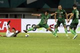 Pesepak bola PSMS Medan Roni Fatahilah (ketiga kanan) berebut bola dengan pesepak bola PS Tira Dimas Drajad (kedua kiri) pada laga Gojek Liga 1 Indonesia  2018 di Stadion Pakansari,   Bogor, Jawa Barat, Rabu (5/12/2018). PS Tira menang atas PSMS dengan skor 4-2. ANTARA JABAR/Yulius Satria Wijaya/agr.