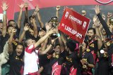Sejumlah pemain PSS Sleman melakukan selebrasi kemenangan setelah mengalahkan Semen Padang pada laga final Liga 2 2018 di Stadion Pakansari, Bogor, Jawa Barat, Selasa (4/12/2018). Dalam laga tersebut PSS Sleman menang dengan skor 2-0, dan menjadi juara Liga 2 Indonesia. ANTARA JABAR/Yulius Satria Wijaya/agr.