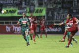 Pesepak bola PSS Sleman Cristian Gonzales (kiri) mengejar bola pada laga final Liga 2 2018 di Stadion Pakansari, Bogor, Jawa Barat, Selasa (4/12/2018). Dalam laga tersebut PSS Sleman menang dengan skor 2-0, dan menjadi juara Liga 2 Indonesia. ANTARA JABAR/Yulius Satria Wijaya/agr.