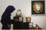Pengunjung melihat seni keramik karya seniman Shella Irfanda dengan judul Manifestasi Pohon yang dipajang dalam Pameran Kriya bertajuk 