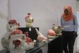 Pengunjung melihat seni keramik karya seniman Natasha Dwike dengan judul Cuci Otak yang dipajang dalam Pameran Kriya bertajuk 