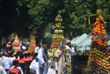 Sejumlah siswa SMKN 3 Bondowoso melakukan pawai ancak saat memperingati Maulid Nabi Muhammad SAW di Bondowoso, Jawa Timur, Kamis (6/12/2018). Sebanyak empat belas ancak berisi buah-buahan, sayuran, dan aneka pangan lainnya di arak mengelilingi Kota Bondowoso sebagai bentuk syukur atas karunia yang diberikan Allah. Antara Jatim/Seno/ZK.