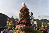 Sejumlah siswa SMKN 3 Bondowoso membuat ancak saat memperingati Maulid Nabi Muhammad SAW di Bondowoso, Jawa Timur, Kamis (6/12/2018). Sebanyak empat belas ancak berisi buah-buahan, sayuran, dan aneka pangan lainnya di arak mengelilingi Kota Bondowoso sebagai bentuk syukur atas karunia yang diberikan Allah. Antara Jatim/Seno/ZK.