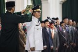 Bupati Tasikmalaya Ade Sugianto mengambil sumpah jabatan saat pelantikan Bupati Tasikmalaya di Gedung Sate, Bandung, Jawa Barat, Senin (3/12/2018). Ade Sugianto resmi menjabat sebagai Bupati Tasikmalaya menggantikan Uu Ruzhanul Ulum dengan sisa masa jabatan tahun 2016-2021. ANTARA JABAR/M Agung Rajasa/agr.
