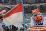 Seorang pelaku pelayaran rakyat (Pelra) memakai jaket pelampung yang dibagikan PT Pelayaran Nasional Indonesia (Persero) di Terminal Jamrud Selatan, Pelabuhan Tanjung Perak, Surabaya, Jawa Timur, Kamis (20/12/2018). Pemberian sebanyak 250 jaket pelampung kepada pelaku pelayaran rakyat tersebut merupakan bentuk tanggung jawab sosial PT Pelni (Persero) sekaligus dalam rangka menciptakan keselamatan angkutan kapal menjelang Natal dan Tahun Baru. Antara Jatim/Moch Asim/ZK.