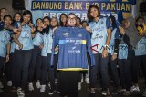 Direktur Konsumer dan Ritel bank bjb Suartini (tengah) bersama kapten tim voli putri Pimpichaya Kokram (ketiga kanan) menunjukan kostum voli saat peluncuran tim voli putri Bandung bank bjb Pakuan di Bandung, Jawa Barat, Selasa (4/12/2018). Tim voli putri Bandung bank bjb Pakuan akan bertanding pada Proliga 2019 pada 7 Desember 2018 yang digelar di delapan kota Yogyakarta, Gresik, Bandung, Palembang, Pekanbaru, Solo, Kediri dan Malang. ANTARA JABAR/M Agung Rajasa/agr.