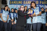 Direktur Konsumer dan Ritel bank bjb Suartini (kedua kanan) memberikan secara simbolis bola voli kepada kapten tim voli putri Bandung bank bjb Pakuan Pimpichaya Kokram (kanan) saat peluncuran tim voli putri di Bandung, Jawa Barat, Selasa (4/12/2018). Tim voli putri Bandung bank bjb Pakuan akan bertanding pada Proliga 2019 pada 7 Desember 2018 yang digelar di delapan kota Yogyakarta, Gresik, Bandung, Palembang, Pekanbaru, Solo, Kediri dan Malang. ANTARA JABAR/M Agung Rajasa/agr.
