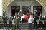 Jenazah  anggota TNI Letkol Dono Kuspriyanto korban penembakan setelah disalatkan di Masjid At-Taqwa,  Bogor, Jawa Barat, Rabu (26/12/2018). Letkol Dono Kuspriyanto  tewas dalam insiden penembakan di Jatinegara, Jakarta Timur, pada selasa (25/12) malam. ANTARA JABAR/Yulius Satria Wijaya/agr. 