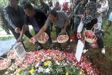 Sejumlah kerabat menaburkan bunga di makam anggota TNI Letkol Dono Kuspriyanto setelah dimakamkan di Pemakaman Pahlawan Dreded  Bogor, Jawa Barat, Rabu (26/12/2018). Letkol Dono Kuspriyanto  tewas dalam insiden penembakan di Jatinegara, Jakarta Timur, pada selasa (25/12) malam. ANTARA JABAR/Yulius Satria Wijaya/agr. 