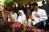 Vokalis band Seventeen, Riefian Fajarsyah alias Ifan (kanan) berdoa di makam saat jenazah isterinya, Dylan Sahara di Tempat Pemakaman Umum Tamanarum, Kabupaten Ponorogo, Jawa Timur, Selasa (25/12/2018). Dylan adalah seorang korban tewas dalam bencana tsunami di Pantai Anyer, Sabtu (22/12). Antara Jatim/Siswowidodo/ZK.