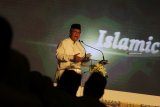 Gubernur Bank Indonesia Perry Warjiyo menyampaikan sambutan saat Pembukaan Indonesia Economic Sharia Festival (ISEF) yang kelima di Surabaya, Jawa Timur, Selasa (11/12/2018). ISEF 2018 yang mengusung tema 