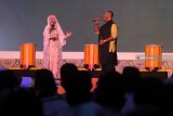 Penyanyi Ita Purnamasari (kiri) dan Lucky Oktavian (kanan) membawakan lagu Tanah Air saat Pembukaan Indonesia Economic Sharia Festival (ISEF) yang kelima di Surabaya, Jawa Timur, Selasa (11/12/2018). ISEF 2018 yang mengusung tema 