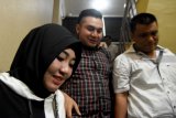 Penyanyi Dangdut Via Vallen (kiri) bergegas usai menjalani pemeriksaan di Ruang Subdit IV Tindak Pidana Tertentu (Tipidter) Direktorat Kriminal Khusus (Ditreskrimsus) Polda Jawa Timur, Surabaya, Kamis (20/12/2018). Via Vallen menjalani pemeriksaan sebagai saksi terkait kasus penjualan kosmetik ilegal dari Derma Skin Care. Antara Jatim/M Risyal Hidayat/ZK.