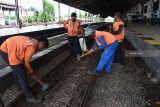 Pekerja mengganti penambat rel Kereta Api (KA) yang keropos di kawasan Stasiun KA Madiun, Jawa Timur, Senin (24/12/2018). Penggantian penambat rel KA yang mengalami pengeroposan di kawasan tersebut dilakukan guna menjaga keselamatan perjalanan KA. Antara Jatim/Siswowidodo/ZK.