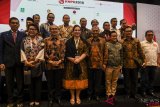 Ketua Umum dan Sekjen 16 partai politik peserta Pemilu 2019 berfoto bersama dengan Pimpinan KPK Agus Rahardjo (keempat kanan), Basaria Panjaitan (kedua kiri), Alexander Marwata (ketiga kiri) dan Saut Situmorang (kanan atas) sebelum penandatanganan komitmen integritas parpol di Jakarta, Selasa (4/12/2018). Memperingati Hari Anti Korupsi Dunia (Hakordia) KPK mengajak 16 parpol peserta Pemilu 2019 menandatangani komitmen untuk mewujudkan sistem integritas partai politik di Indonesia. ANTARA FOTO/Hafidz Mubarak A/foc.