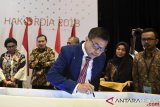     Sekjen Partai Demokrat Hinca Panjaitan (tengah) disaksikan Pimpinan KPK Basaria Panjaitan (kiri) dan Saut Situmorang (kedua kiri) menandatangani komitmen integritas parpol di Jakarta, Selasa (4/12/2018). Memperingati Hari Anti Korupsi Dunia (Hakordia) KPK mengajak 16 parpol peserta Pemilu 2019 menandatangani komitmen untuk mewujudkan sistem integritas partai politik di Indonesia. ANTARA FOTO/Hafidz Mubarak A/foc.