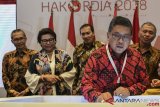     Sekjen PDI Perjuangan Hasto Kristiyanto (kedua kanan) disaksikan Pimpinan KPK Agus Rahardjo (kanan), Basaria Panjaitan (kedua kiri), Alexander Marwata (kiri) dan Saut Situmorang (tengah) menandatangani komitmen integritas parpol di Jakarta, Selasa (4/12/2018). Memperingati Hari Anti Korupsi Dunia (Hakordia) KPK mengajak 16 parpol peserta Pemilu 2019 menandatangani komitmen untuk mewujudkan sistem integritas partai politik di Indonesia. ANTARA FOTO/Hafidz Mubarak A/foc.