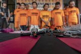 Sejumlah tersangka sindikat pencurian motor (Curanmor) digiring polisi saat ekspose di Mapolres Karawang, Karawang, Jawa Barat, Selasa (18/12/2018). Polisi menangkap 14 orang tersangka dan 1 buronan sindikat pencurian motor yang beroperasi sejak 2015 di seratus tempat kejadian. ANTARA JABAR/M Ibnu Chazar/agr. 