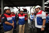 Menteri ESDM Ignasius Jonan (tengah) berbincang dengan Direktur Logistik, Suplay Chain dan Infrastruktur PT Pertamina (Persero) Gandhi Sriwidodo (kanan) dan Kepala BPH Migas M Fanshurullah (kiri) saat berkunjung ke Terminal Bahan Bakar Minyak (TBBM) Surabaya Group di Surabaya, Jawa Timur, Senin (24/12/2018). Kunjungan tersebut dalam rangka pengawasan lapangan terhadap penyediaan dan pendistribusian BBM sekaligus tindak lanjut dari pembentukan tim Posko Nasional Energi dan Sumber Daya Mineral dalam menyambut Hari Natal dan Tahun Baru 2019. Antara Jatim/Moch Asim/ZK.