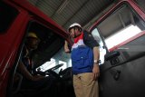 Menteri ESDM Ignasius Jonan (kanan) berbincang dengan sopir truk tangki BBM saat berkunjung ke Terminal Bahan Bakar Minyak (TBBM) Surabaya Group di Surabaya, Jawa Timur, Senin (24/12/2018). Kunjungan tersebut dalam rangka pengawasan lapangan terhadap penyediaan dan pendistribusian BBM sekaligus tindak lanjut dari pembentukan tim Posko Nasional Energi dan Sumber Daya Mineral dalam menyambut Hari Natal dan Tahun Baru 2019. Antara Jatim/Moch Asim/ZK.