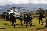 Prajurit TNI bersiap menaiki helikopter menuju Nduga di Wamena, Papua, Rabu (5/12/2018). Aparat gabungan terus berusaha mengatasi Kelompok Kriminal Bersenjata (KKB) yang diduga telah menewaskan 31 karyawan PT Istika Karya saat melakukan pengerjaan jalur Trans Papua di Kali Yigi dan Kali Aurak Distrik Yigi, Kabupaten Nduga, Papua. ANTARA FOTO/Iwan Adisaputra/wsj.