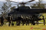     Prajurit TNI bersiap menaiki helikopter menuju Nduga di Wamena, Papua, Rabu (5/12/2018). Aparat gabungan terus berusaha mengatasi Kelompok Kriminal Bersenjata (KKB) yang diduga telah menewaskan 31 karyawan PT Istika Karya saat melakukan pengerjaan jalur Trans Papua di Kali Yigi dan Kali Aurak Distrik Yigi, Kabupaten Nduga, Papua. ANTARA FOTO/Iwan Adisaputra/wsj.