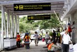 Pekerja menyelesaikan pengerjaan terminal Internasional Bandara Banyuwangi, Jawa Timur, Selasa (18/12/2018). Pengerjaan terminal itu terus dikebut, jelang penerbangan internasional perdana dari Kuala Lumpur, Malaysia ke Banyuwangi pada Rabu 19 Desember. Antara Jatim/Budi Candra Setya/ZK.