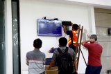 Pekerja menyelesaikan pengerjaan terminal Internasional Bandara Banyuwangi, Jawa Timur, Selasa (18/12/2018). Pengerjaan terminal itu terus dikebut, jelang penerbangan internasional perdana dari Kuala Lumpur, Malaysia ke Banyuwangi pada Rabu 19 Desember. Antara Jatim/Budi Candra Setya/ZK.