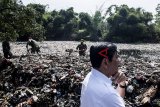 Prajurit TNI membersihkan bantaran sungai dari sampah di oxbow Cicukang di Kecamatan Margaasih, Kabupaten Bandung, Jawa Barat, Rabu (5/12/2018). Tahun 2019 Pemerintah pusat akan menggelontorkan anggaran hingga Rp 640 miliar untuk pembenahan Sungai Citarum.  ANTARA JABAR/M Agung Rajasa/agr.