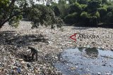 Prajurit TNI membersihkan bantaran sungai dari sampah di oxbow Cicukang di Kecamatan Margaasih, Kabupaten Bandung, Jawa Barat, Rabu (5/12/2018). Tahun 2019 Pemerintah pusat akan menggelontorkan anggaran hingga Rp 640 miliar untuk pembenahan Sungai Citarum.  ANTARA JABAR/M Agung Rajasa/agr.