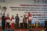 Gubernur Jawa Barat Ridwan Kamil (keempat kanan) berfoto bersama seusai memberikan penghargaan kepada atlet kontingen Asian Games dan Asian Para Games asal Jawa Barat di Bandung, Jawa Barat, Kamis (13/12/2018). Pemerintah Provinsi Jawa Barat memberikan senilai Rp 8 milyar untuk atlet asal Jawa Barat sebagai apresiasi atas prestasi mereka di ajang Asian Games dan Asian Para Games . ANTARA JABAR/Raisan Al Farisi/agr. 