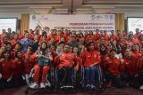 Gubernur Jawa Barat Ridwan Kamil (tengah) berfoto bersama atlet kontingen Asian Games dan Asian Para Games asal Jawa Barat  di Bandung, Jawa Barat, Kamis (13/12/2018). Pemerintah Provinsi Jawa Barat memberikan senilai Rp 8 milyar untuk atlet asal Jawa Barat sebagai apresiasi atas prestasi mereka di ajang Asian Games dan Asian Para Games . ANTARA JABAR/Raisan Al Farisi/agr. 