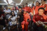 Gubernur Jawa Barat Ridwan Kamil (kelima kiri) berfoto bersama atlet kontingen Asian Para Games asal Jawa Barat seusai memberikan penghargaan di Bandung, Jawa Barat, Kamis (13/12/2018). Pemerintah Provinsi Jawa Barat memberikan senilai Rp 8 milyar untuk atlet asal Jawa Barat sebagai apresiasi atas prestasi mereka di ajang Asian Games dan Asian Para Games . ANTARA JABAR/Raisan Al Farisi/agr. 