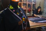 Perancang busana Dian Erra Kumalasari membuat baju tenun etnik untuk diekspor ke Eropa dan Amerika Serikat, di Ngawi, Jawa Timur, Selasa (4/12/2018). Baju tenun etnik yang dijual dengan harga Rp400 ribu hingga Rp15 juta rupiah tersebut digemari konsumen mancanegara karena motif dan coraknya yang unik. Antara Jatim/Ari Bowo Sucipto/ZK.