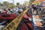 Polisi mengawasi barang bukti sepeda motor saat rilis kasus pencurian kendaraan bermotor di Mapolres Indramayu, Jawa barat, Selasa (4/12/2018). Polres Indramayu berhasil mengungkap kasus pencurian kendaraan bermotor dengan barang bukti 312 unit sepeda motor serta mengamankan 24 tersangka dalam operasi yang dilakukan selama sebulan terakhir. ANTARA JABAR/Dedhez Anggara/agr.