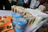 Petugas Balai Besar Pengawas Obat dan Makanan (BBPOM) Surabaya menunjukkan barang bukti saat ungkap kasus kosmetik ilegal di Polda Jawa Timur, Surabaya, Jawa Timur, Selasa (4/12/2018). Subdit IV/Tipidter Ditreskrimsus Polda Jatim menangkap tersangka berinisial KIL atas kasus dugaan memproduksi kosmetik kecantikan dengan cara mengemas ulang produk kosmetik merk terkenal dan melabelnya dengan merk baru. Polisi mengamankan sejumlah barang bukti beberapa diantaranya 1.519 buah kosmetik kecantikan berbagai jenis, 9.988 kemasan kosong berbagai bentuk dan 221 buah alat kerehatan serta obat-obatan. Antara Jatim/Didik Suhartono/ZK.