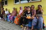 Warga mengungsi di posko penanggulan bencana SDN 3 Kraton, Kencong, Jember, Jawa Timur, Senin (24/12/2018). Sejumlah warga korban banjir tanggul jebol Desa Kraton mengungsi di sekolah, masjid, dan mendirikan tenda pengungsian secara swadaya. Antara Jatim/Seno/ZK.