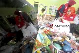 Sejumlah relawan Siaga Bencana Berbasis Masyarakat (Sibat) mengolah dan memilih sampah untuk didaur ulang di tempat pengolahan daur ulang sampah, Pondok Rajeg, Bogor, Jawa Barat, Rabu (12/12/2018). Kementerian Perindustrian mengusulkan insentif fiskal berupa pengurangan pajak pertambahan nilai (PPN) sebesar 5 persen bagi industri daur ulang kepada Badan Kebijakan Fiskal (BKF) Kementerian Keuangan. ANTARA JABAR/Yulius Satria Wijaya/agr. 