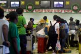 Calon penumpang mengantre di loket check in Bandara Internasional Juanda Surabaya di Sidoarjo, Jawa Timur, Minggu (23/12/2018). Jumlah penumpang pesawat udara pada mudik libur Natal dan tahun baru 2019 di bandara Juanda diperkirakan sekitar 74.000 orang. Antara Jatim/Umarul Faruq/ZK.