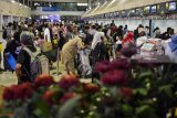 Calon penumpang mengantre di loket check in Bandara Internasional Juanda Surabaya di Sidoarjo, Jawa Timur, Minggu (23/12/2018). Jumlah penumpang pesawat udara pada mudik libur Natal dan tahun baru 2019 di bandara Juanda diperkirakan sekitar 74.000 orang. Antara Jatim/Umarul Faruq/ZK.