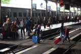 Penumpang turun dari Kereta Api (KA) di stasiun KA Madiun, Jawa Timur, Senin (24/12/2018). PT KAI Daerah Operasi (Daop) 7 Madiun yang membawahi sembilan stasiun besar mencatat selama masa angkutan libur Natal dan Tahun Baru tahun ini, jumlah penumpang turun di stasiun KA wilayah Daop 7 Madiun mengalami kenaikan tujuh persen dibanding ahun sebelumnya. Antara Jatim/Siswowidodo/ZK.