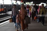 Penumpang turun dari Kereta Api (KA) di stasiun KA Madiun, Jawa Timur, Senin (24/12/2018). PT KAI Daerah Operasi (Daop) 7 Madiun yang membawahi sembilan stasiun besar mencatat selama masa angkutan libur Natal dan Tahun Baru tahun ini, jumlah penumpang turun di stasiun KA wilayah Daop 7 Madiun mengalami kenaikan tujuh persen dibanding ahun sebelumnya. Antara Jatim/Siswowidodo/ZK.