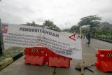 Warga melintas di ruas Jalan Ring Road Regional (R3), Kota Bogor, Jawa Barat, Rabu (26/12/2018). Penutupan jalan akibat sengketa  ganti rugi lahan seluas 1.987 meter di jalur R3 yang merupakan jalur alternatif  pemecah kemacetan di Kota Bogor, dan penutupan tersebut harus dilakukan sesuai dengan putusan Majelis Hakim Pengadilan Negeri Bogor dengan nomor perkara 64/Pdt.G/2018/PN.BGR. ANTARA JABAR/Yulius Satria Wijaya/agr. 