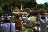 Umat Hindu mengikuti ritual sembahyang dalam Perayaan Hari Raya Galungan di Pura Luhur Dwijawarsa, Malang, Jawa Timur, Rabu (26/12/2018). Sembahyang dalam Perayaan Galungan di Pura tersebut dibagi menjadi tiga gelombang guna mengantisipasi banyaknya umat Hindu  yang datang. Antara Jatim/Ari Bowo Sucipto/ZK.