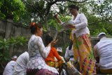 Umat Hindu mengikuti ritual sembahyang dalam Perayaan Hari Raya Galungan di Pura Luhur Dwijawarsa, Malang, Jawa Timur, Rabu (26/12/2018). Sembahyang dalam Perayaan Galungan di Pura tersebut dibagi menjadi tiga gelombang guna mengantisipasi banyaknya umat Hindu  yang datang. Antara Jatim/Ari Bowo Sucipto/ZK.