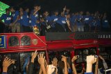 Sejumlah pesepak bola Persib Bandung U-16 mengangkat piala saat perayaan kemenangan di Cafe Persib, Bandung, Jawa Barat, Senin (10/12/2018). Persib Bandung U-16 menjadi juara Elite Pro Academy Liga 1 U-16 2018 setelah mengalahkan Bali United 4-3 melalui adu penalti pada pertandingan final yang berlangsung di Stadion Bumi Sriwijaya, Palembang, Minggu (9/12) lalu. ANTARA JABAR/Novrian Arbi/agr.